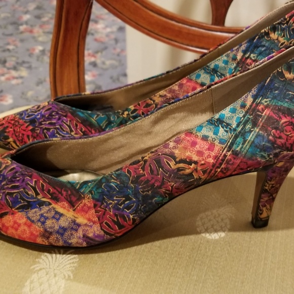 Fabric Multi-Colored Pumps Size 10 - Picture 3 of 6